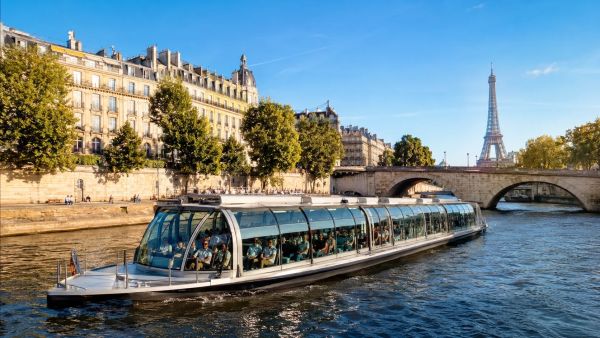 Visite panoramique de Paris en bateau touristique sur la Seine : un voyage inoubliable